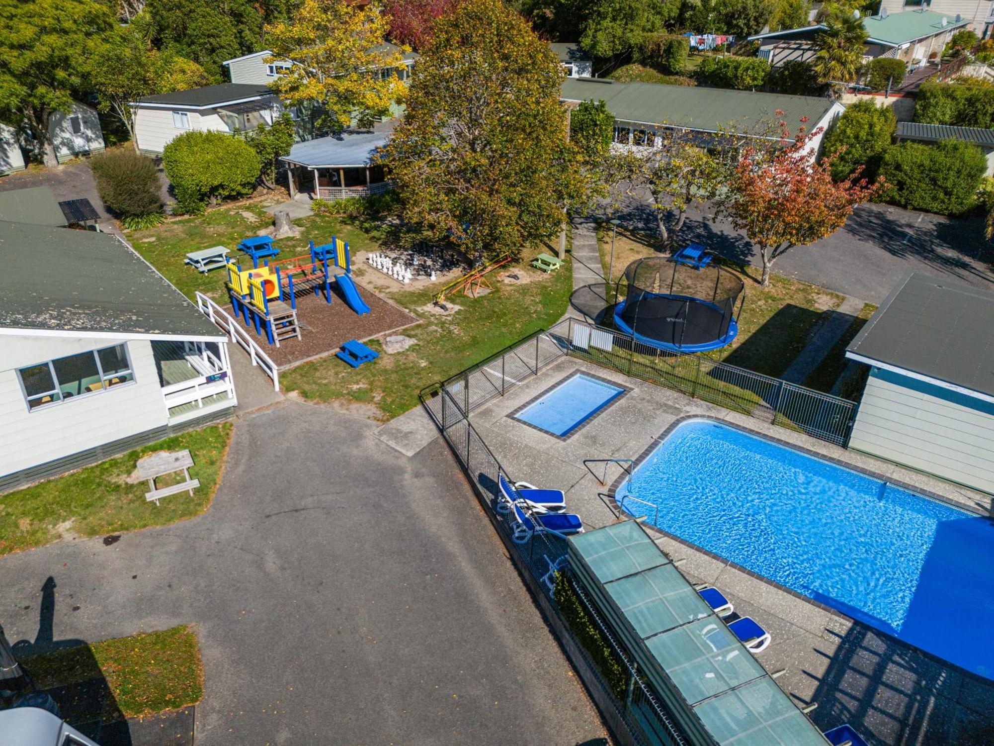 Tasman Holiday Parks بِكتون المظهر الخارجي الصورة Aerial view of the school's swimming pool