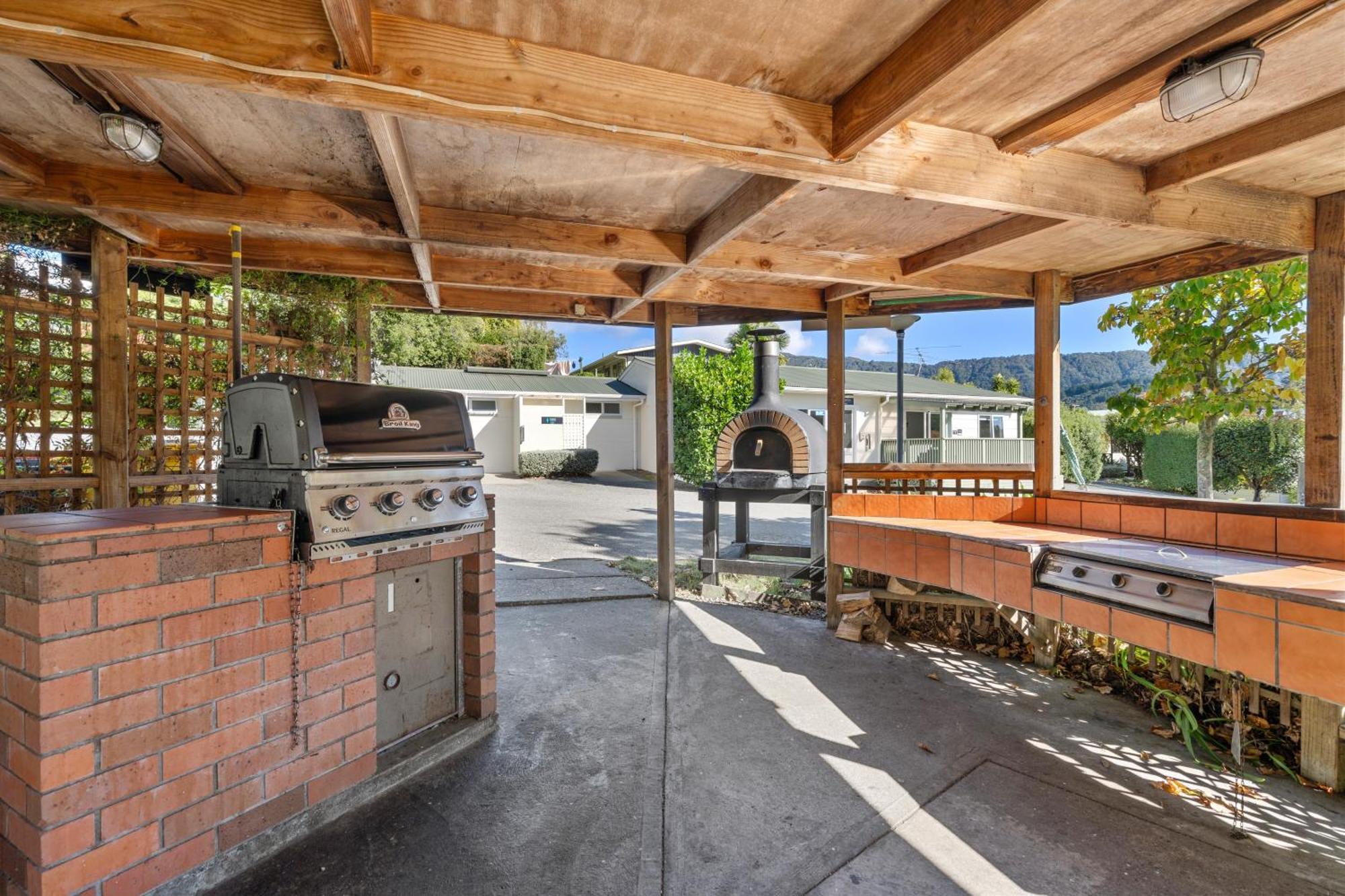 Tasman Holiday Parks بِكتون المظهر الخارجي الصورة Outdoor kitchen at the 2019 San Diego Comic-Con