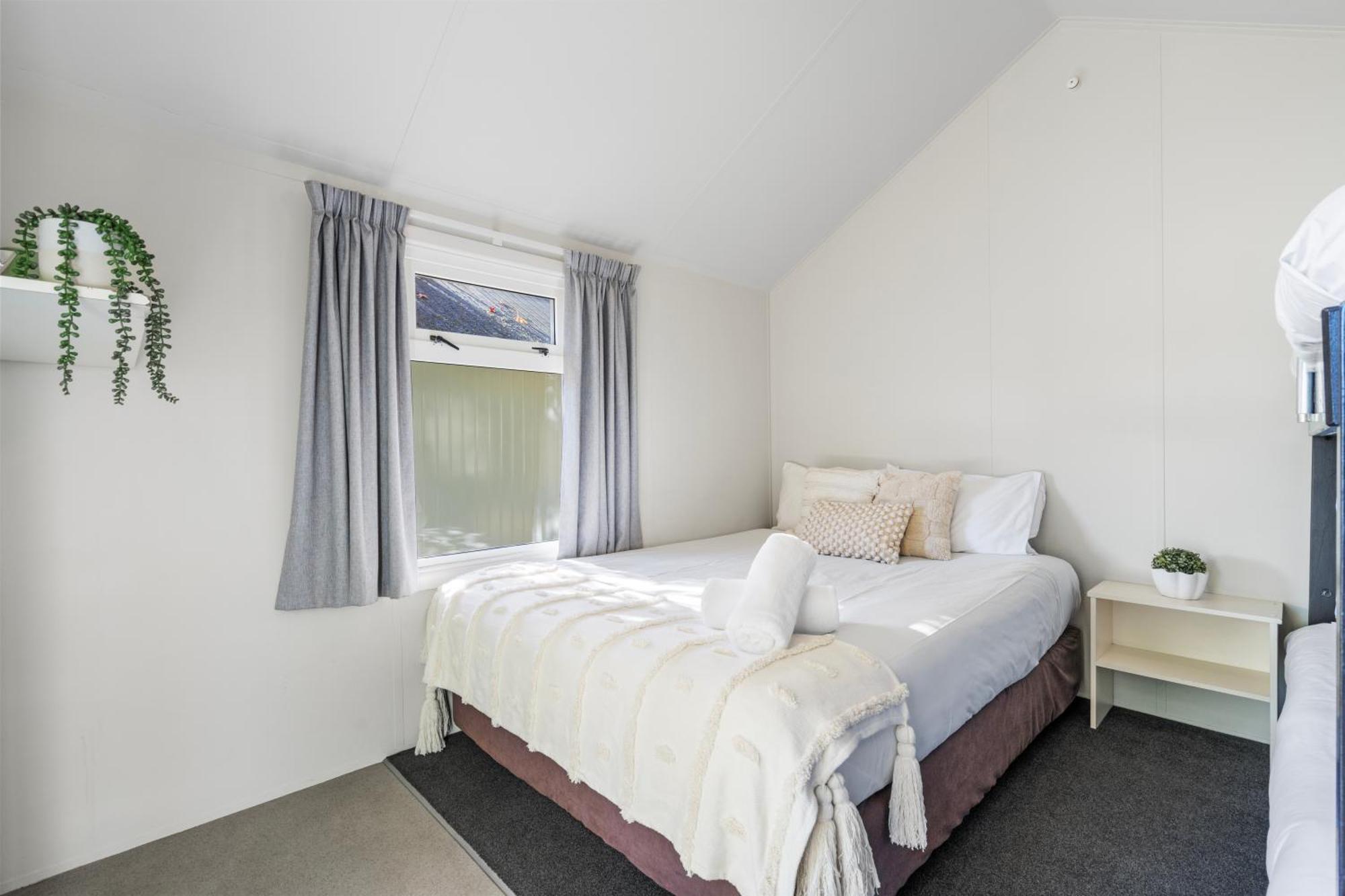 Tasman Holiday Parks بِكتون المظهر الخارجي الصورة A bedroom in a student flat
