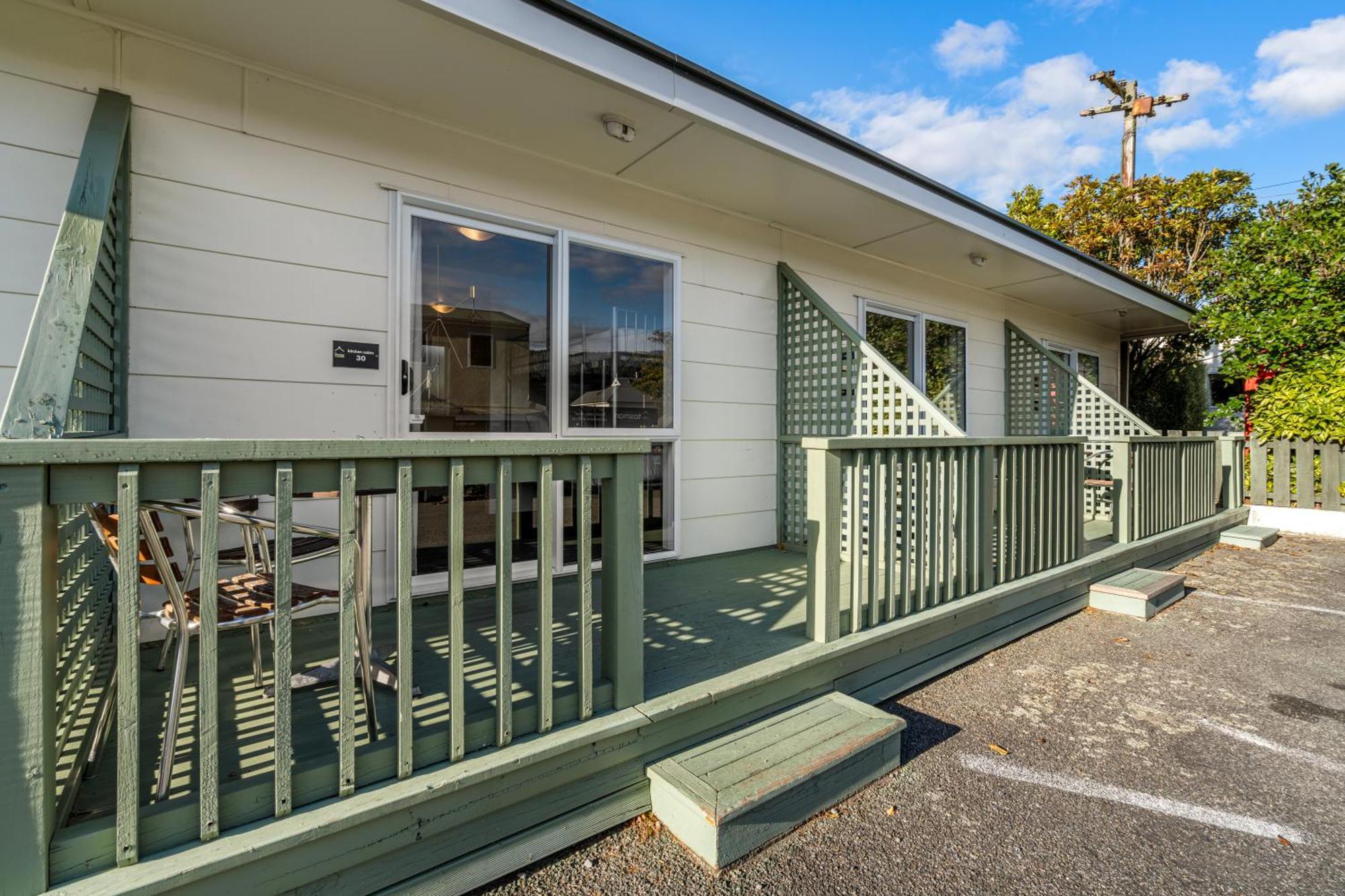 Tasman Holiday Parks بِكتون المظهر الخارجي الصورة A typical motel room in New Zealand