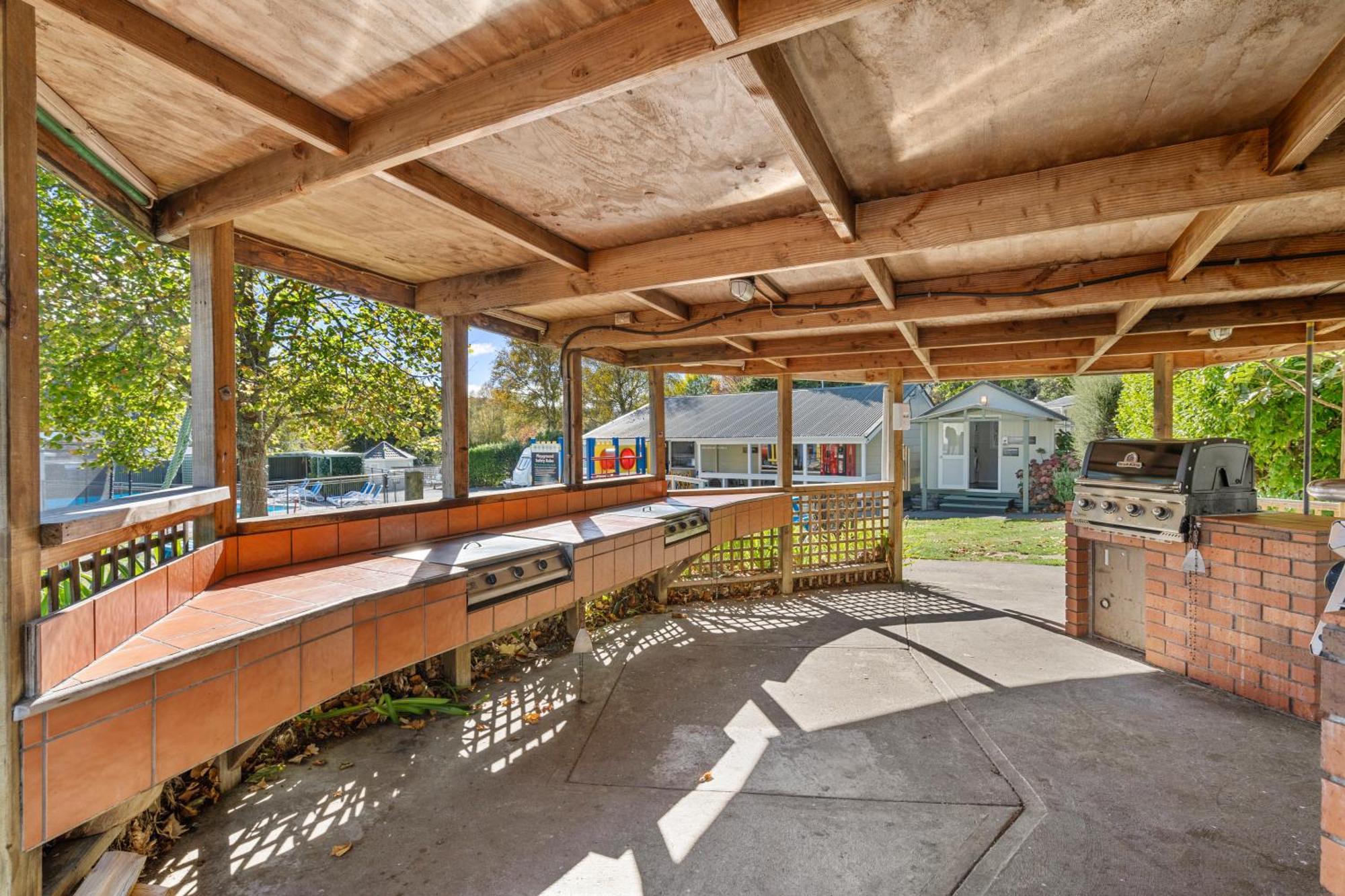 Tasman Holiday Parks بِكتون المظهر الخارجي الصورة The outdoor kitchen at the Student Union