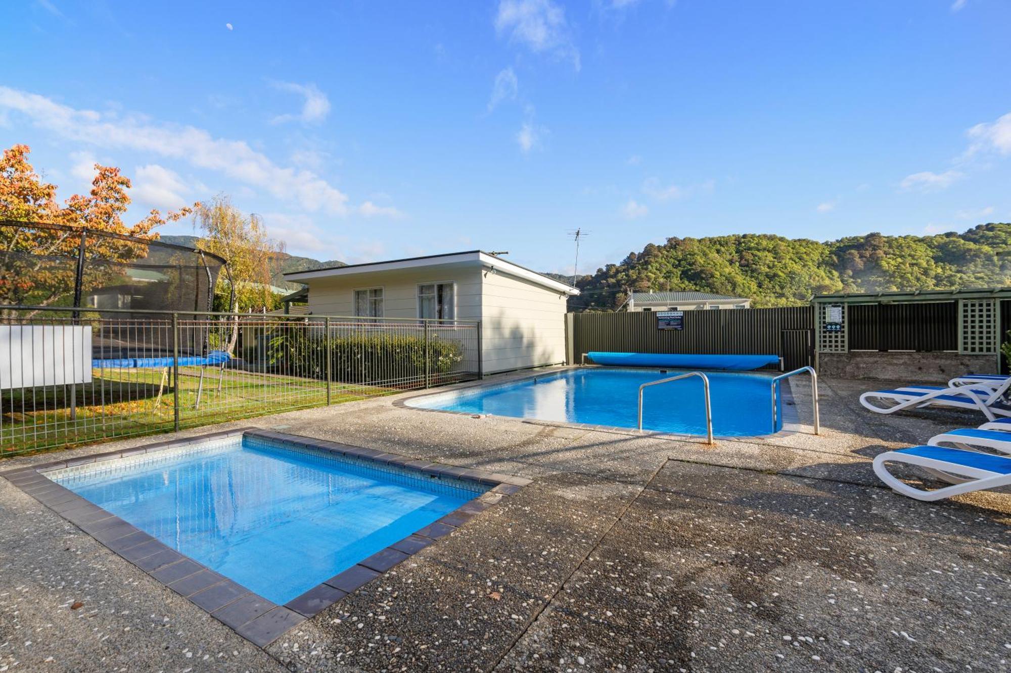 Tasman Holiday Parks بِكتون المظهر الخارجي الصورة Swimming pool at the University of Waikato