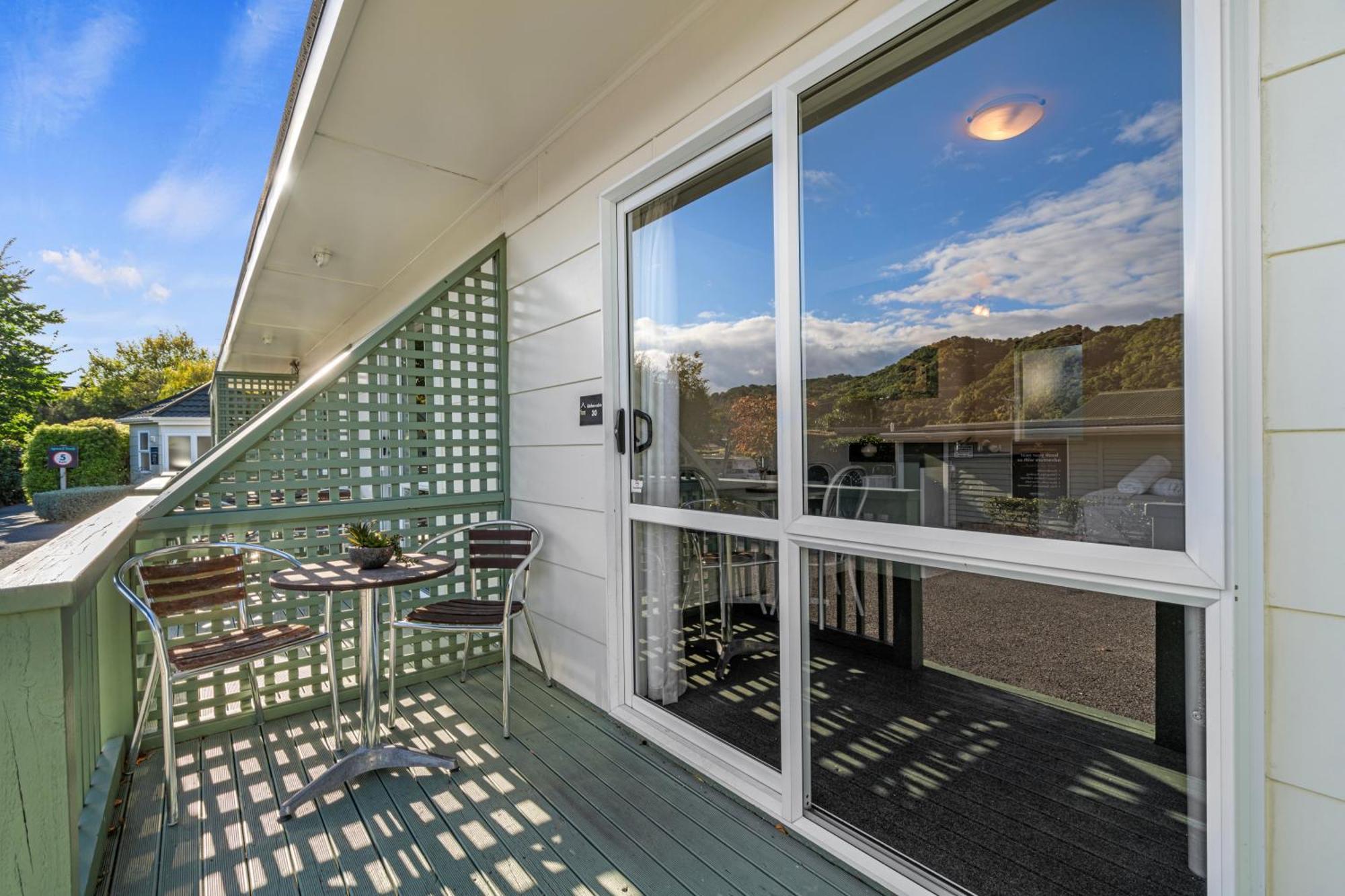Tasman Holiday Parks بِكتون المظهر الخارجي الصورة A sliding door
