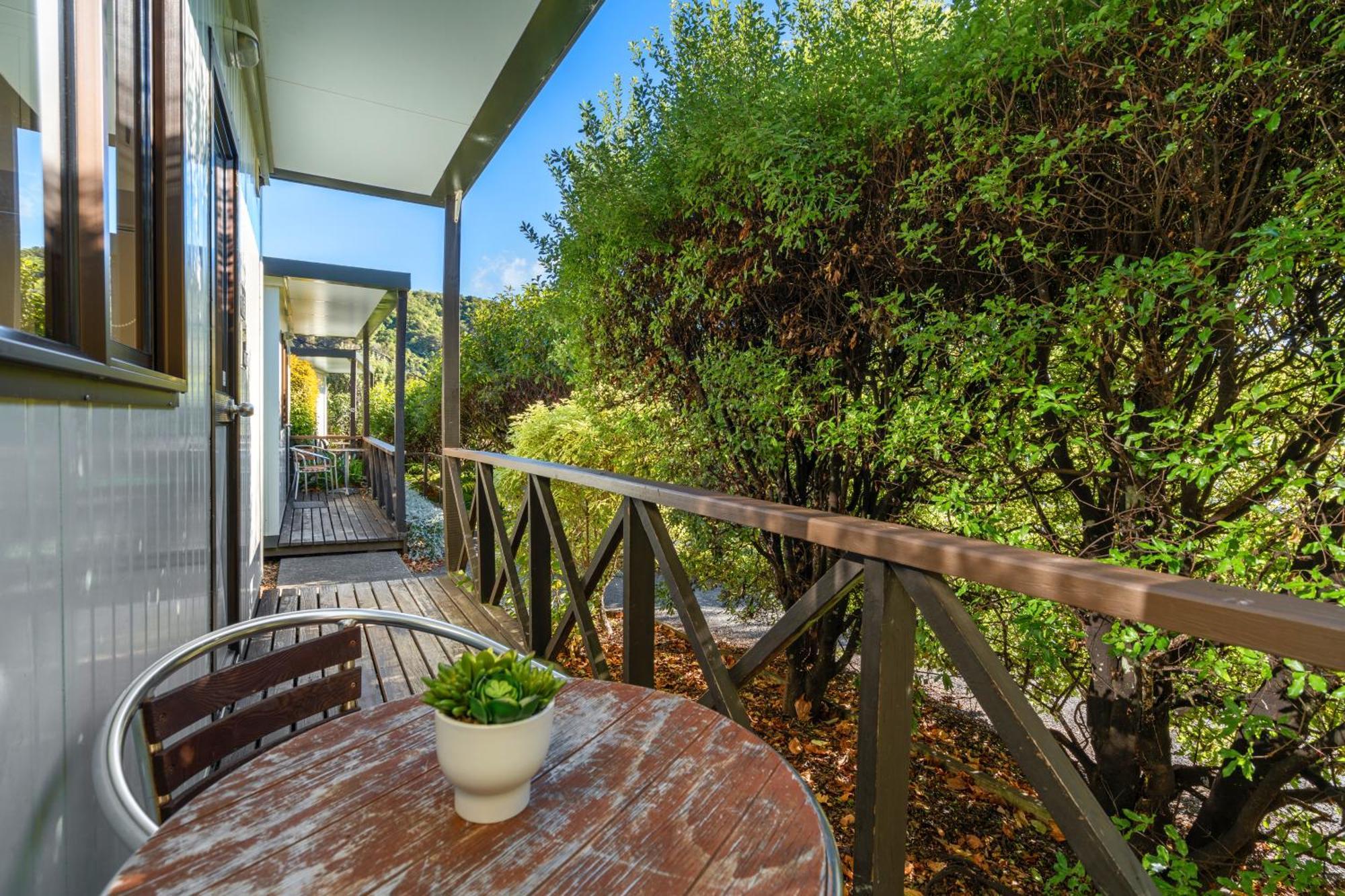 Tasman Holiday Parks بِكتون المظهر الخارجي الصورة A balcony in a house
